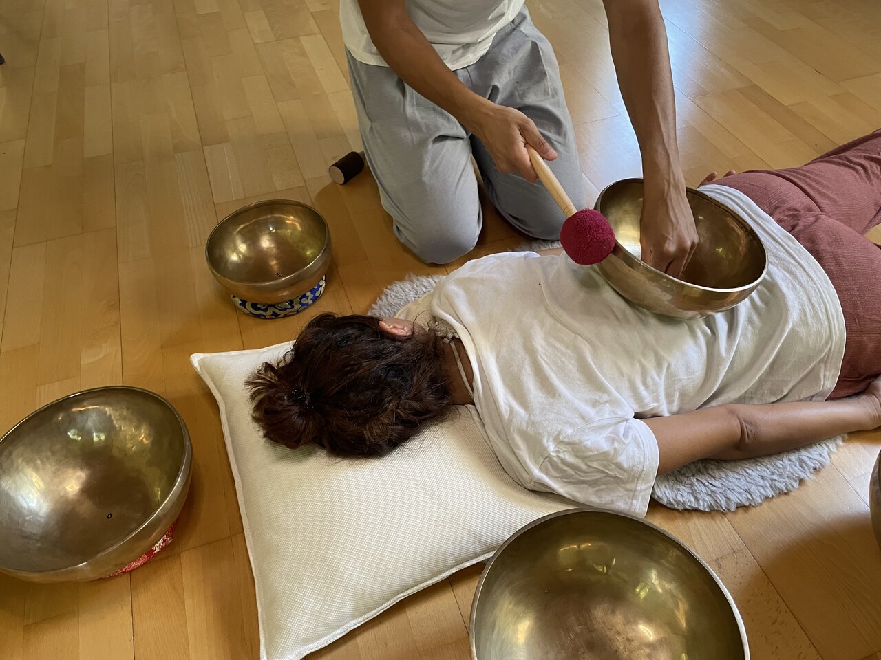 What is principle behind sound vibration massage?